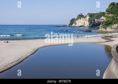 Ubara, Chiba, Giappone , 09/01/2019 , fiume che scorre sopra il mare sulla spiaggia Ubara. Foto Stock