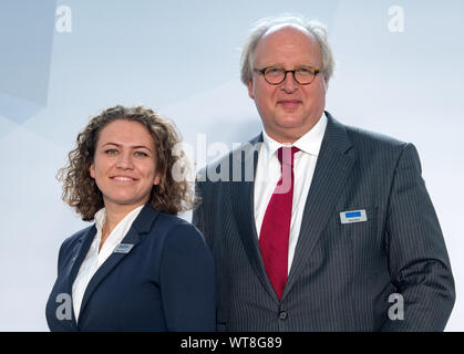 11 settembre 2019, Sassonia-Anhalt, Dessau-Roßlau: Maren Michel, Managing Director di Oncotec Pharma Produktion, e Jörg Hans, amministratore delegato della società madre Medac, stanno fianco a fianco al sito di Dessau. Oncotec, produttore di elementi essenziali di cancro e malattie autoimmuni farmaci, impiega attualmente circa 300 persone all'BioPharmaPark Dessau-Roßlau sito e ora ha investito 35 milioni di euro in nuovi impianti. Foto: Hendrik Schmidt/dpa-Zentralbild/ZB Foto Stock