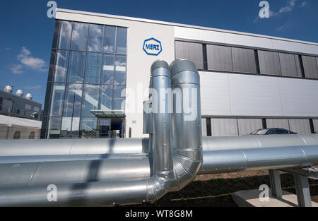 11 settembre 2019, Sassonia-Anhalt, Dessau-Roßlau: Vista del nuovo impianto di produzione di Merz Pharma. A livello globale la società operativa ha investito 15 milioni di euro per la costruzione di linee per la produzione di riempitivi dermici. Merz impiega attualmente circa 150 persone presso la sua sede in BioPharmaPark Dessau-Roßlau. Foto: Hendrik Schmidt/dpa-Zentralbild/ZB Foto Stock