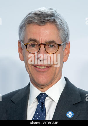 11 settembre 2019, Sassonia-Anhalt, Dessau-Roßlau: Philip Burcardo, Managing Director di Merz Pharma GmbH & Co. KGaA, presa in corrispondenza della posizione di Dessau. A livello globale la società operativa ha investito 15 milioni di euro in un nuovo impianto di produzione per la fabbricazione di riempitivi dermici. Merz impiega attualmente circa 150 persone presso la sua sede in BioPharmaPark Dessau-Roßlau. Foto: Hendrik Schmidt/dpa-Zentralbild/ZB Foto Stock