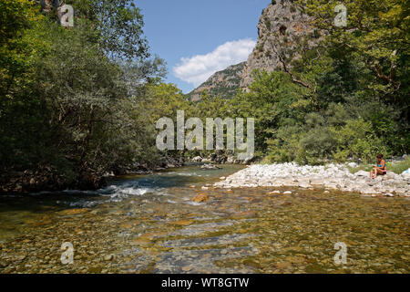 Il fiume Voidomatis nella Grecia settentrionale. Il viaggio tra la strada da Aristi a Papigo e a piedi ponte Kleidonia. Foto Stock