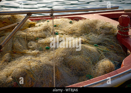 Le reti da pesca in una piccola barca da pesca. Foto Stock