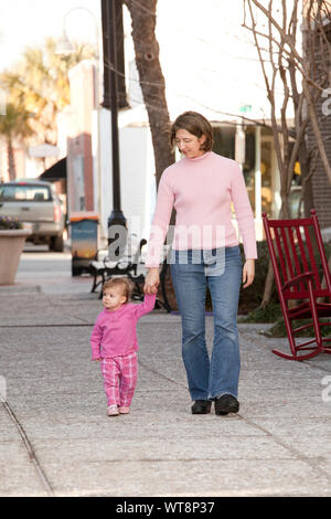 Il bambino e la madre figlia camminare al di fuori Foto Stock