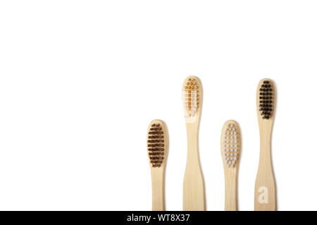 Quattro eco-friendly bamboo spazzolini da denti isolati su uno sfondo bianco. Copia dello spazio. Zero rifiuti Nozione di plastica libera, organico, eco-friendly shopping Foto Stock