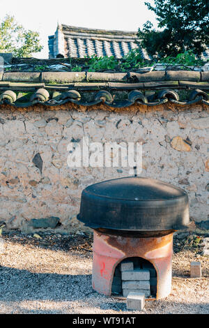 Pentola in ferro e Coreano Tradizionale camino a Gyochon Villaggio Hanok di Gyeongju, Corea Foto Stock