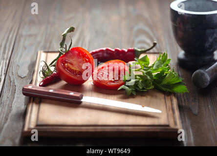 Macinazione di mortaio, ingredienti Insalata di finocchio, aneto, prezzemolo organico, verdure fresche biologiche, Alamy, olio d'oliva, peperoni verdi Foto Stock