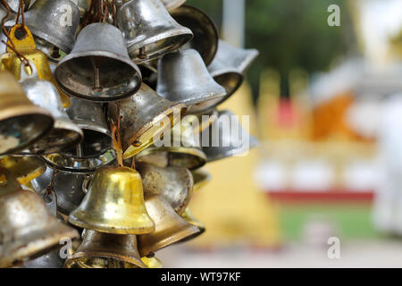 Molte le campane per iscritto i nomi per rendere merito a templi Thai Foto Stock
