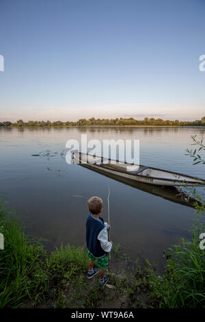 Ragazzo di pesca dal fiume Vistola, Polonia Foto Stock