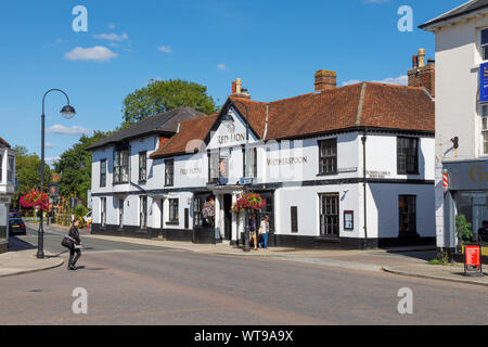 La strada Wetherspoon Red Lion free house pub nel centro della città mercato di Petersfield, Hampshire, Inghilterra meridionale, Regno Unito Foto Stock