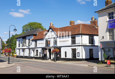 La strada Wetherspoon Red Lion free house pub nel centro della città mercato di Petersfield, Hampshire, Inghilterra meridionale, Regno Unito Foto Stock