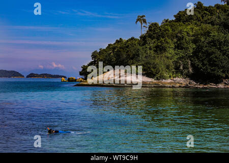 Ilha de Cataguases, Brasile. 21 Maggio, 2019. Un uomo lo snorkelling sotto un cielo blu in chiaro Oceano Atlantico. Credito: Tino Plunert/dpa-Zentralbild/ZB/dpa/Alamy Live News Foto Stock