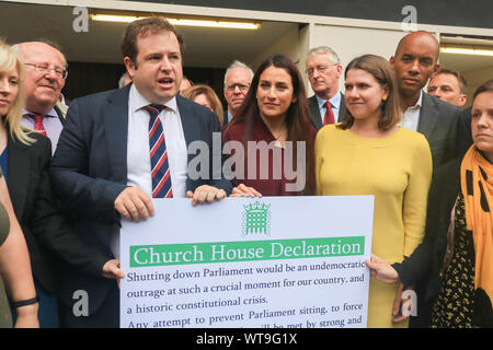 Westminster London, Regno Unito. 11 settembre 2019. Un gruppo del partito trasversale MPs compreso il leader del Partito europeo dei liberali democratici, Jo Swinson, Mike si apre di cambiamento, liberale MP Luciana Berger, il gruppo del Partito europeo dei liberali democratici Chuka Umunna e manodopera MP Stephen Doughty e Scottish Nationlist MPS parlare di media al di fuori della sede del Parlamento dopo il tribunale scozzese ha trovato la proroga del Parlamento era illegittima Credito: amer ghazzal/Alamy Live News Foto Stock