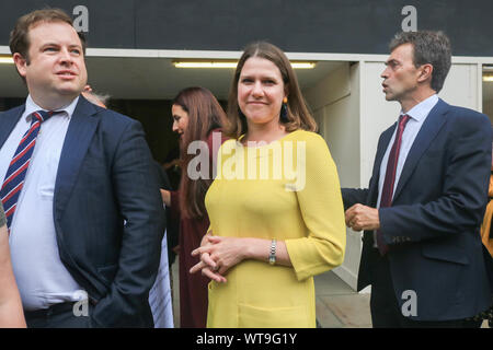 Westminster London, Regno Unito. 11 settembre 2019. Il leader del gruppo del Partito europeo dei liberali democratici e Partito Pro rimangono MP, Jo Swinson (centro) è unita da lavoro MP Stephen Doughty (sinistra) e il gruppo del Partito europeo dei liberali democratici MP Tom Freno (destro) al di fuori della Camera dei Comuni di Westminster dopo un tribunale scozzese ha stabilito la proroga del Parlamento da parte del Primo Ministro Boris Johnson era illegittima Credito: amer ghazzal/Alamy Live News Foto Stock