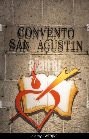 Manila, Filippine - Marzo 5, 2019: San Augustin convento. Emblema, firmare e il logo di abbazia e museo in colori fiammeggianti e lettere in nero su marrone Foto Stock