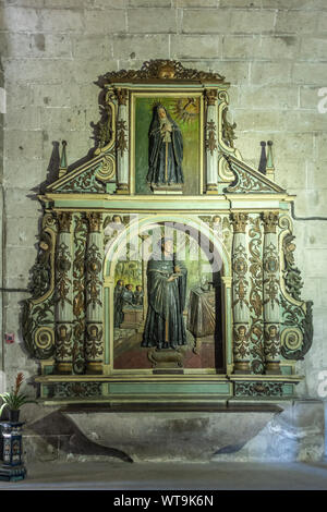 Manila, Filippine - Marzo 5, 2019: San Augustin convento. Retablo di San Giovanni di Sahagun, l amore per l Eucaristia. Sulla parte superiore, Santa Rita riceve la Foto Stock