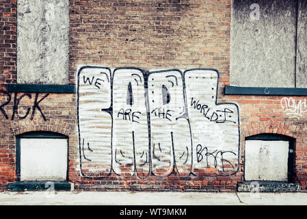 Frammento di una facciata di una casa abbandonata nella città di Detroit, Michigan Foto Stock