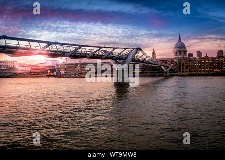 Millennium Ponte sul Fiume Tamigi da St Pauls Cathedral contro il cielo al tramonto