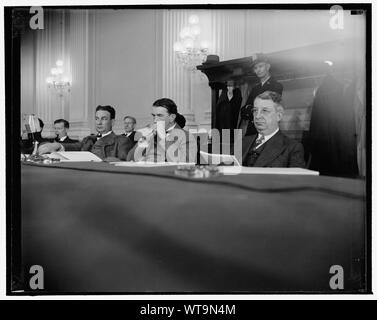 I membri del comitato NLRB che hanno ascoltato la sessione di apertura di oggi. Washington D.C., dic. 11. Il repubblicano membri del Comitato Smith analizzando il lavoro nazionale scheda Relazioni oggi detenuto la maggioranza. La foto mostra da sinistra a destra: sost. Charles Halleck, R., Indiana, Presidente Howard Smith, della Virginia e sost. Harry N. Routzohn, R., dell'Ohio. Erano assenti i deputati democratici Arthur D. Healy del Massachusetts e Abe [...] dello Utah Foto Stock