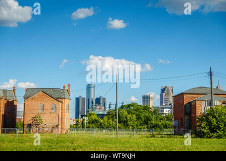 I grattacieli di Detroit Downtown sono visto dietro un vecchio e trascurato quartiere Foto Stock