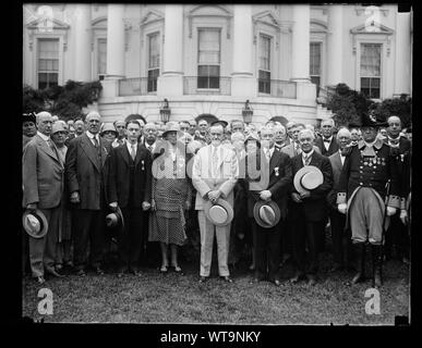 I membri della Società Nazionale Figli della Rivoluzione Americana sono stati ricevuti dal Presidente Coolidge alla Casa Bianca di oggi. Al centro del gruppo, da sinistra a destra: Ganson Depew di Buffalo, N.Y., Onorevole Ernest Rogers; Gorton Rogers; President Coolidge; Ernest Rogers, Presidente generale della società; e Frank B. Acciaio, Segretario Generale Foto Stock