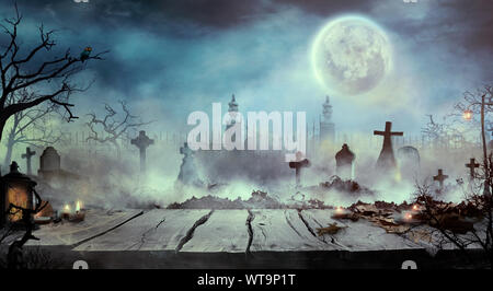 Il design di Halloween con tavolo in legno e cimitero. Spooky cimitero con tombe Foto Stock