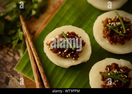 Chwee Kueh. Piatto vegetariano di riso al vapore di acqua dolce con conserva di ravanello topping. Foto Stock