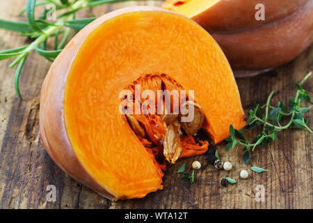 Fetta di zucca Moscato su uno sfondo di legno Foto Stock