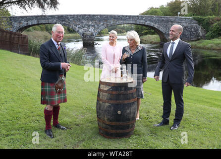 Il Duca e la Duchessa di Rothesay con distilleria proprietari David e Sally prima durante una visita alla Distilleria Bladnoch dove hanno aperto ufficialmente un nuovo centro visitatori. Foto Stock