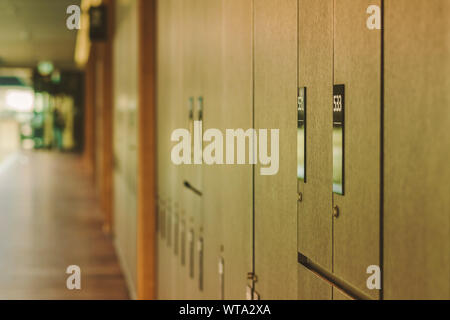 Molti armadietti di legno con chiavi e numeri sulle porte Foto stock - Alamy