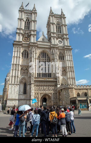 Vista la Westminster Abbey, un famoso simbolo di Londra e di attrazione turistica e ai turisti di ammirare e fotografare la facciata occidentale. Foto Stock