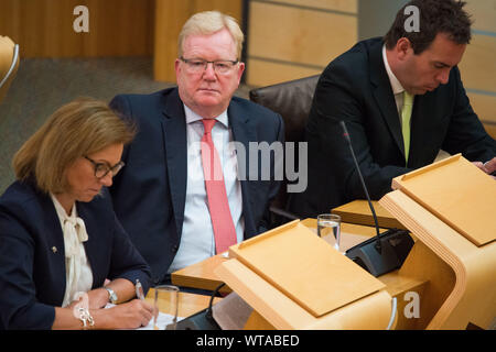 Edinburgh, Regno Unito. Il 5 settembre 2019. Nella foto: (L-R) Rachael Hamilton; (centro) Jackson Carlaw MSP - Interim leader di partito; Maurice titolare MSP - Partito Chief Whip. Signor Carlaw ha risposto al FM, "Noi rispettiamo tutti i risultati del referendum-primo ministro dovrebbe provare." Signor Carlaw subentra a Ruth Davidson MSP, che stava giù come leader della scorsa settimana il 29 agosto dopo il leader del partito per 9 anni. Colin Fisher/CDFIMAGES.COM Foto Stock