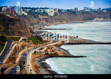 Costa di Lima all'oceano pacifico nel quartiere Miraflores Foto Stock