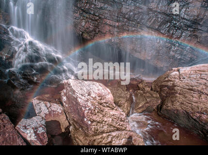 Rainbow formazione in una bella cascata Foto Stock