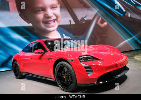 Porsche auto elettrica TYCAN TURBO su IAA 2019 Salone internazionale dell'automobile, Frankfurt am Main, Germania Foto Stock