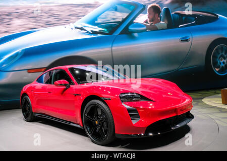 Porsche auto elettrica TYCAN TURBO su IAA 2019 Salone internazionale dell'automobile, Frankfurt am Main, Germania Foto Stock