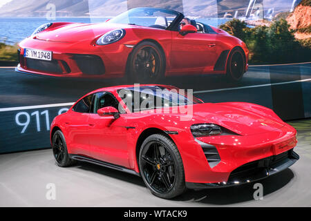 Porsche auto elettrica TYCAN TURBO su IAA 2019 Salone internazionale dell'automobile, Frankfurt am Main, Germania Foto Stock