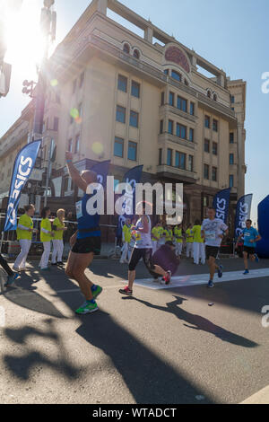 Mosca - Settembre 24, 2017: i partecipanti di Mosca autunno marathon sponsorizzato da Asics brand Foto Stock