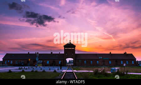 AUSCHWITZ BIRKENAU, POLONIA - 1 settembre 2019: Ingresso principale al campo di concentramento al tramonto Foto Stock