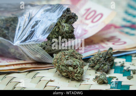 La marijuana in plastica Baggie in pesos messicani in Messico Foto Stock