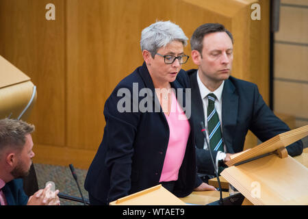 Edinburgh, Regno Unito. Il 5 settembre 2019. Nella foto: (sinistra) Annie pozzetti MSP - Glasgow Springburn circoscrizione per la salute mentale di salute pubblica e di Uguaglianze; (destra) Liam Kerr MSP - Vice Leader e Cabinet Shadow Segretario giustizia. Ella ha chiesto al Primo ministro, quale azione il governo scozzese avrà l'olio risposta al disturbo settaria a Glasgow nel fine settimana. Colin Fisher/CDFIMAGES.COM Foto Stock