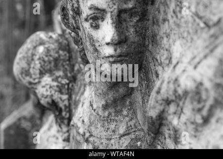 La scultura in marmo di un angelo al cimitero Foto Stock