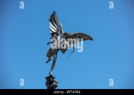 Statua di Anteros sulla parte superiore della struttura Shaftesbury Memorial fontana sulla Piccadilly Circus, che è un famoso punto di riferimento di Londra e popolare attrazione turistica. Foto Stock