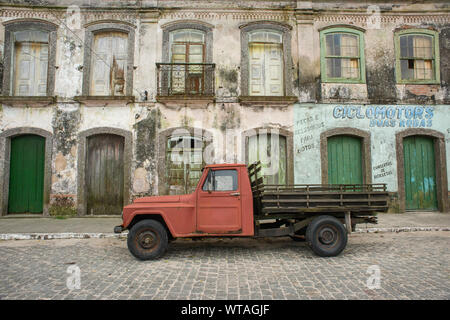 Vecchio carrello parcheggiato in un passato coloniale Brasiliana Meridionale città storica Foto Stock