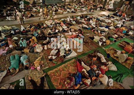 Sikh e indù fedeli dormire in Amritsar Tempio d'Oro Foto Stock