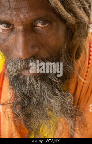 Ritratto Saddhu intorno Hampi punto al tramonto Foto Stock