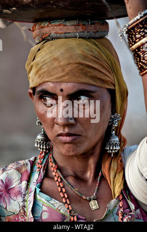 Donna di Rajasthani che trasportano acqua in testa Foto Stock