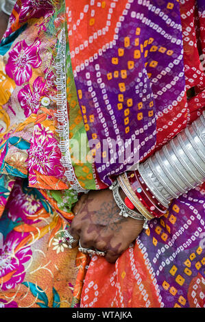 Rajasthani donna con tradizionale e abiti colorati e gioielli Foto Stock
