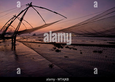 Twilight in cinese reti da pesca di Fort Kochi Foto Stock