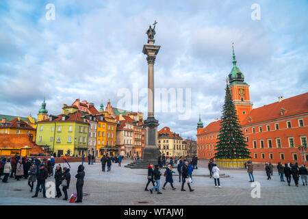 Varsavia, Polonia - 03.01.2019: Castello Reale, antiche case a schiera e Sigismondo la colonna nella città vecchia di Varsavia, Polonia. Nuovo anno. Il viaggio. Foto Stock