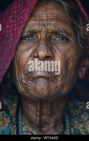 Il vecchio del Rajasthan donna che guarda la fotocamera Foto Stock